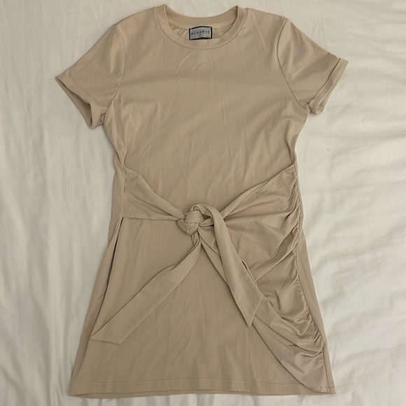 BRAND NEW RUNAWAY THE LABEL TSHIRT DRESS - Picture 3 of 6